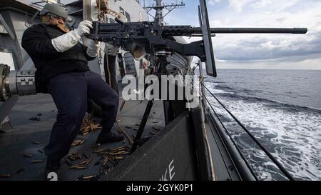 200111-N-TI693-1235 MER MÉDITERRANÉE (JANV11, 2020) - le spécialiste de la logistique, le marin Ramel Quattlebaum, de New York, tire une mitrailleuse de calibre .50 lors d'une qualification d'armes de service d'équipage à bord du destroyer à missile guidé de classe Arleigh Burke USS Carney (DDG 64), le 11 janvier 2020.Carney, déployé vers l'avant à Rota, en Espagne, est sur sa septième patrouille de force navale déployée vers l'avant dans la zone d'opérations de la 6e flotte des États-Unis pour soutenir les alliés et les partenaires régionaux ainsi que les intérêts de sécurité nationale des États-Unis en Europe et en Afrique.(É.-U.Photo de la marine par Fred GRA, spécialiste des communications de masse, 1re classe Banque D'Images