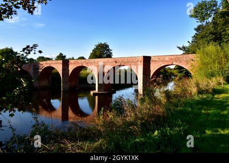 Pont de Bredwardine depuis la prairie d'eau de Brobury House. Banque D'Images