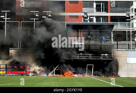 Un incendie éclate à Estadi Nacional, Andorre.Les préparatifs de la coupe du monde d’Angleterre en Andorre ont été frappés par un incendie à l’Estadi Nacional.Le portique de télévision sur le côté du stade de 3,300 places a été englouti par des flammes vendredi après-midi, trois heures après que l'Angleterre s'y était entraîné.Date de la photo: Vendredi 8 octobre 2021. Banque D'Images