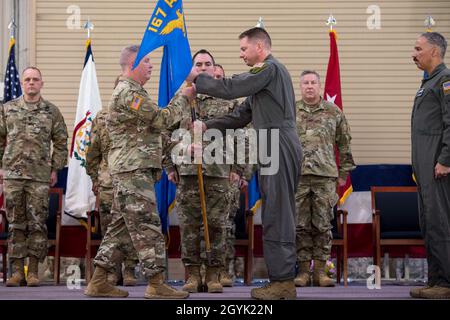 L'Adjutant général de la Garde nationale de Virginie-Occidentale, le major général James Hoyer et le colonel Martin Timko échangent solennellement le 167e guide de l'escadre du transport aérien lors d'une cérémonie de changement de commandement, le 12 janvier 2020.Timko a assumé le commandement de l'aile, le colonel David Cochran a abandonné le commandement pendant la cérémonie.(É.-U.Photo de la Garde nationale aérienne par le Sgt principal.Emily Beightol-Deyerle) Banque D'Images