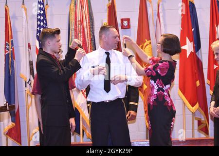 Bang.Le général Jered P. Helwig est son fils, Nathan, et sa femme, Diana, qui attachent le grade de général de brigadier à ses épaaulets lors de sa cérémonie de promotion le 13 janvier à Wylie Hall.Derrière Nathan se trouve le fils, Joel. Banque D'Images