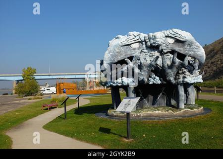 BISMARCK, DAKOTA DU NORD - 3 octobre 2021 : sculpture des Thunderbirds dans le parc Keelboat. Banque D'Images