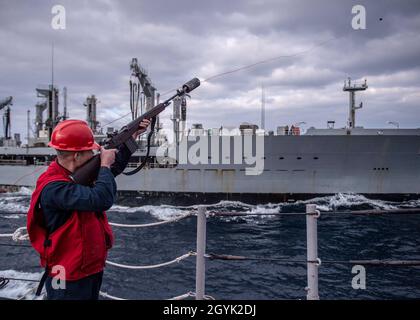 200113-N-OI558-1038 MER DE CHINE ORIENTALE (JANV13, 2019) Fire Controlman 2e classe Christopher S. Albritton tire un fusil M-14 lors d'un réapprovisionnement en mer à bord du croiseur de missile guidé de classe Ticonderoga USS Shiloh (CG 67).Shiloh est déployé dans la zone d'opérations de la 7e flotte des États-Unis afin de soutenir la sécurité et la stabilité dans la région Indo-Pacifique.(É.-U.Photo marine par Spécialiste communication de masse 3e classe Chanel L. Turner) Banque D'Images