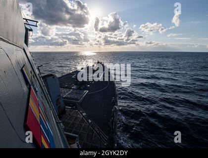 200112-N-TI693-1034 MER MÉDITERRANÉE (janv. 12, 2020) - La classe Arleigh Burke destroyer lance-missiles USS Carney (DDG 64) les transits de la mer Méditerranée, le 12 janvier 2020. Carney, l'avant-déployé à Rota, en Espagne, est sur sa septième en avant de la force navale déployée patrouille dans la sixième flotte américaine zone d'opérations à l'appui d'alliés et de partenaires régionaux ainsi que les intérêts de sécurité nationale des États-Unis en Europe et en Afrique. (U.S. Photo par marine Spécialiste de la communication de masse Fred 1ère Classe IV Gris/libérés) Banque D'Images
