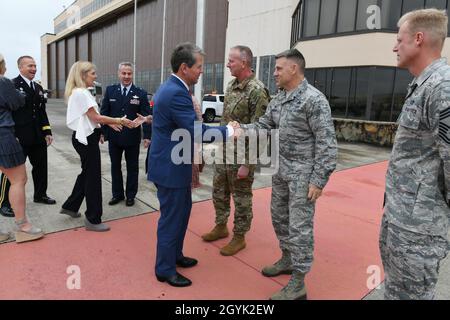 Géorgie Gov.Brian Kemp est accueilli par le colonel Brian Moore, commandant de l'installation de Robins, alors que son équipe arrive le 12 janvier 2020 à la base aérienne de Robins, en Géorgie.Kemp a assisté à la 116e cérémonie de passation de commandement de l'escadre de contrôle aérien plus tard dans la journée au Musée de l'aviation. Banque D'Images