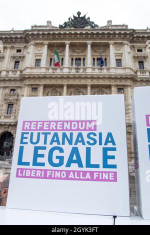 Rome, Italie.08 octobre 2021.Sit-in à la Piazza Cavour à Rome, devant le Palais de Justice, en faveur du référendum sur l'euthanasie (photo de Matteo Nardone/Pacific Press) crédit: Pacific Press Media production Corp./Alay Live News Banque D'Images