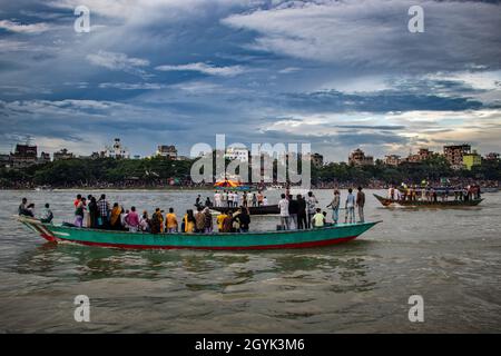 Spectateur de la course en bateau appréciant sous le ciel nuageux.Cette image a été prise le 28 septembre 2021 à Dhaka, fleuve Burigongga, Bangladesh, Sou Banque D'Images