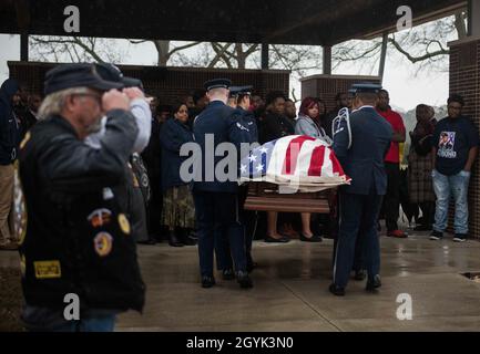 Honneur de la base aérienne de Columbus les gardes portent le rôle du sergent d'état-major.Tharin McNichols au cimetière mémorial des anciens combattants du Mississippi le 13 janvier 2020, dans le comté de Newton, Mils McNichols était membre du 855e Escadron de maintenance d'aéronefs à la base aérienne de Nellis, au Nevada, avant sa mort.(É.-U.Photo de la Force aérienne par Airman Davis Donaldson) Banque D'Images