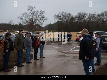 Les membres du service militaire antérieur sont à l'attention tandis que les gardes d'honneur de la base aérienne de Columbus se tiennent au repos du défilé au cimetière mémorial des anciens combattants du Mississippi le 13 janvier 2020, dans le comté de Newton, dans les États des Unis. Les gardes d'honneur se préparaient à décharger le rôle du sergent d'état-major.Tharin McNichols, membre du 855e Escadron de maintenance d'aéronefs de la base aérienne de Nellis, au Nevada (États-UnisPhoto de la Force aérienne par Airman Davis Donaldson) Banque D'Images