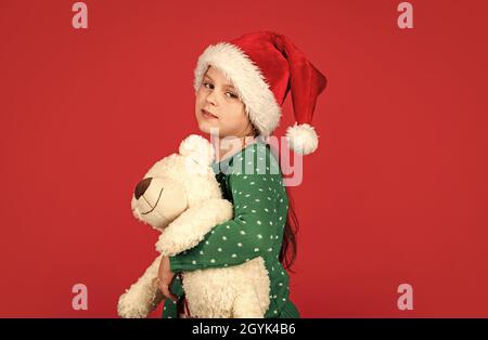 Ours polaire.Acheter des cadeaux de noël.Vacances de Noël.Hiver saison gaie.Soldes de Noël.Petit père noël avec jouet.Chapeau père noël petite fille Banque D'Images