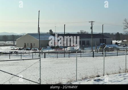 Des entrepreneurs de Relyant Global LLC travaillent sur une nouvelle installation d'expédition et de réception de 7.03 millions de dollars le 13 janvier 2020, près de la nouvelle porte 20 sur North Post à fort McCoy,Wis. Le contrat prévoit la construction d'un bâtiment en métal préconçu qui aura un espace estimé de 19,500 pieds carrés.Des projets comme celui-ci s’harmonisent avec les objectifs de planification stratégique à long terme de fort McCoy, y compris le maintien et la modernisation du cantonnement de fort McCoy, du complexe de répartition, de la mobilité stratégique, de la sécurité physique, de la qualité de vie,et de l'infrastructure informatique.Ce projet est géré par la U.S. Army Co Banque D'Images