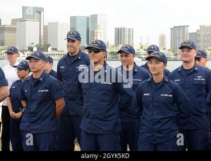 L'équipage de la Garde côtière Cutter Walnut (WLB 205) se réunit pour rencontrer le sous-ministre adjoint.Kevin Lunday, commandant, 14e district de la Garde côtière, avant de quitter Honolulu pour la dernière fois, le 14 janvier 2019.Le noyer est censé être remplacé par le Juniper de la garde côtière (WLB 201) comme bouée tendre à Honolulu.(É.-U.Photo de la Garde côtière par Petty Officer 3e classe Matthew West/libéré) Banque D'Images