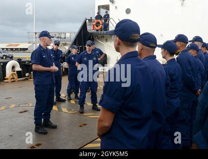 ADM. ArrièreKevin Lunday, commandant du 14e district de la Garde côtière, parle à l'équipage du couteau de noyer de la Garde côtière (WLB 205) avant que le couteau de mer d'Honolulu ne quitte pour la dernière fois, le 14 janvier 2019.L'équipage se dirigeait vers le triage de la Garde côtière à Baltimore et devait être remplacé par le Juniper de la garde côtière (WLB 201).(É.-U.Photo de la Garde côtière par Petty Officer 3e classe Matthew West/relâché) Banque D'Images