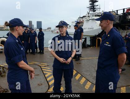 L'équipage du Coast Guard Cutter Walnut (WLB 205) se prépare à partir d'Honolulu pour la dernière fois, le 14 janvier 2019.L'équipage a reçu une visite du sous-ministre adjoint.Kevin Lunday, commandant, 14e district de la Garde côtière, avant le départ du cutter, pour être remplacé par le Cutter Juniper de la Garde côtière (WLB 201).(É.-U.Photo de la Garde côtière par Petty Officer 3e classe Matthew West/libéré) Banque D'Images