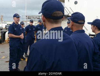 ADM. ArrièreKevin Lunday, commandant du 14e district de la Garde côtière, parle à l'équipage du couteau de noyer de la Garde côtière (WLB 205) avant que le couteau de mer d'Honolulu ne quitte pour la dernière fois, le 14 janvier 2019.Le noyer est arrivé à Honolulu pour la première fois en 1999 et doit être remplacé par le couteau de la Garde côtière Juniper (WLB 201).(É.-U.Photo de la Garde côtière par Petty Officer 3e classe Matthew West/relâché) Banque D'Images