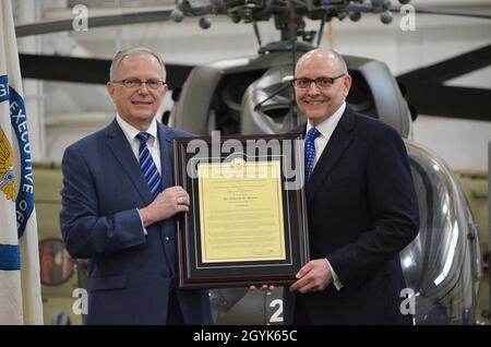 Patrick Mason accepte le Bureau exécutif du programme pour la charte aérienne de M. Bruce jette, secrétaire adjoint de l'Armée de terre pour l'acquisition, la logistique et la technologie, lors d'une cérémonie de changement de charte en janvier 14.Photo de Denise DeMonia Banque D'Images