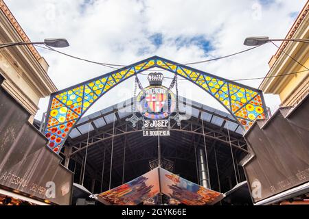 Barcelone, Espagne - 21 septembre 2021 : le célèbre marché la Boqueria sur la Rambla à barcelone, Catalogne, Espagne Banque D'Images