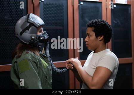 Un équipage de conduite du 1er Escadron de soutien opérationnel Aircraft Airmen aide à préparer la journaliste de presse locale, Madeline Schmitt, à voler dans un avion T-38A talon pour un vol médiatique à la base conjointe Langley-Eustis, le 15 janvier 2020.Ce vol démontre les rigueurs d'entraînement que les pilotes de l'US Air Force peuvent supporter pendant les opérations de vol.La 1re Escadre de chasseurs a commencé à intégrer des physiothérapeutes du 633e Escadron des opérations médicales en 2019 pour s'attaquer aux douleurs au cou et au dos auxquelles les équipages d'avions de combat endurent afin de gagner du temps et de fournir des soins de santé préventifs. Banque D'Images