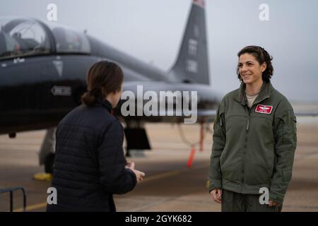 Le lieutenant-colonel Cheryl Buehn de la United States Air Force, 71e Escadron d'entraînement de chasseurs, directeur des opérations, donne une entrevue sur l'optimisation du système d'armes humaines en intégrant des physiothérapeutes dans le 71e FTS à la journaliste de presse locale Madeline Schmitt, à la base conjointe Langley-Eustis, le 15 janvier 2020.Buehn a volé Schmitt dans un vol de médias pour démontrer les rigueurs d'entraînement que les pilotes de la US Air Force peuvent supporter pendant les opérations de vol.La 1re Escadre de chasseurs a commencé à intégrer des physiothérapeutes du 633e Escadron des opérations médicales en 2019 pour s'attaquer aux douleurs au cou et au dos que les équipages d'avions de chasse endurent à h. Banque D'Images