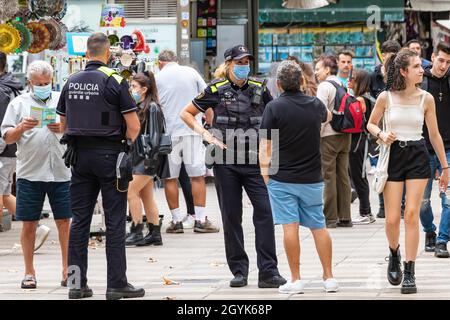 Barcelone, Espagne - 21 septembre 2021 : la police municipale de Barcelone aide les citoyens et les touristes dans leurs requêtes Banque D'Images