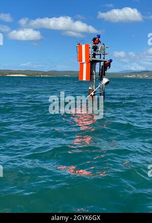 Le petit officier de 3e classe Joseph Kraus, un technicien en machines, travaille avec le maître de 3e classe Steven Gilbert, un compagnon de bateau, les deux membres de la Garde côtière aides à la navigation Tean San Juan, sur la récupération de l'équipement sur le feu de champ de Guayanilla 14 janvier 2020 près de Bahia de Guanananilla, Porto Rico.La lumière de portée a été endommagée lors des récents tremblements de terre autour de Porto Rico.Photo de la Garde côtière américaine par Robert McCurdy, maître de 1re classe Banque D'Images