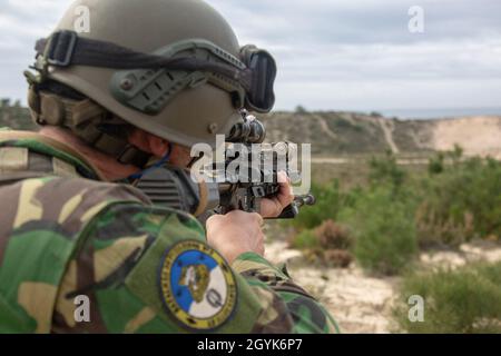 Une Marine portugaise avec le 2e Bataillon de Fuzileiros engage des cibles en bas de gamme pendant l'exercice Wild Crocodile II à Campo de Tiro de Alcochete, Portugal, 14 janvier 2020.La formation bilatérale a amélioré l'interopérabilité entre les forces militaires américaines et portugaises.SPMAGTF-CR-AF est une force rotative déployée pour mener des opérations de réponse aux crises et de sécurité sur le théâtre en Europe et en Afrique.(É.-U.Photo du corps marin par Cpl.Kenny Gomez) Banque D'Images