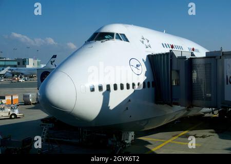 FRANCFORT, ALLEMAGNE - 03 NOVEMBRE 2017 : le Boeing 747-400 de Lufthansa est stationné à la porte de l'aéroport international de Francfort, prêt pour les passagers à monter à bord du Banque D'Images