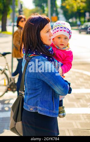 POZNAN, POLOGNE - 21 septembre 2013 : une mère tenant son enfant dans le centre-ville Banque D'Images