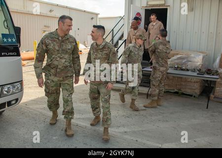 Le lieutenant-général de la Force aérienne américaine Joseph T. Guastella Jr., commandant du Commandement central de la Force aérienne des États-Unis (à gauche), parle avec le Sgt du Chef de la Force aérienne des États-Unis.Shawn L. Drinkard, chef de commandement de l'AFCENT, base aérienne d'Al Dhafra, Émirats arabes Unis, 15 janvier 2020.L’équipe de commandement de l’AFCENT a rencontré le leadership et a organisé un appel général à l’équipage de conduite, où elle a parlé de l’importance des aviateurs dans le combat conjoint et du rôle de l’AFCENT dans les opérations actuelles.(É.-U.Photo de la Force aérienne par Tech.Sgt.Kat Justen) Banque D'Images