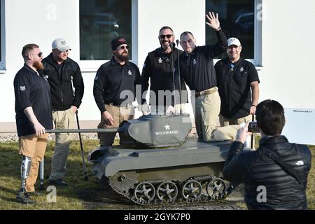 Les anciens combattants de combat, associés à la Fondation de la première Armée de terre (FFT), posent pour une photo à l’Académie des officiers non commissionnelle du 7e Commandement de l’instruction de l’Armée de terre, à Grafenwoehr, en Allemagne, le 15 janvier 2020.La FFT a été créée pour développer, exploiter et soutenir des initiatives axées sur le bien-être, la qualité de vie et les événements pour les guerriers blessés de combat après 9/11.(É.-U.Photo de l'armée par Gertrud Zach) Banque D'Images