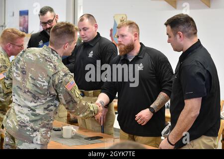 Le commandant de l’académie du 7e Commandement de l’instruction de l’Armée de terre commandant du Sgt du Commandement de l’Armée de terre des États-Unis.Le Maj. Christopher Cascardo remet des pièces de monnaie pour combattre les anciens combattants, associés à la première Fondation des troupes (FFT), lors de leur visite à Grafenwoehr, Allemagne, le 15 janvier 2020.La FFT a été créée pour développer, exploiter et soutenir des initiatives axées sur le bien-être, la qualité de vie et les événements pour les guerriers blessés de combat après 9/11.(É.-U.Photo de l'armée par Gertrud Zach) Banque D'Images