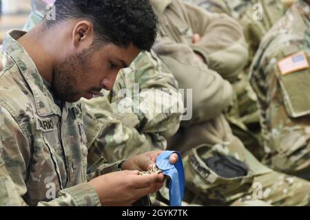 Un étudiant non commissionné de l'Académie des officiers examine une Médaille d'honneur lors d'un engagement avec des vétérans de combat, associés à la Fondation des troupes de première (FFT), au 7e Commandement de l'instruction de l'Armée de terre à Grafenwoehr, en Allemagne, le 15 janvier 2020.La FFT a été créée pour développer, exploiter et soutenir des initiatives axées sur le bien-être, la qualité de vie et les événements pour les guerriers blessés de combat après 9/11.(É.-U.Photo de l'armée par Gertrud Zach) Banque D'Images