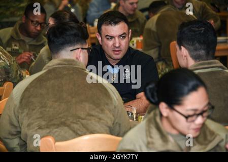 Sergent-chef de l'armée américaine(ret.)Leroy Petry (au centre), s’entretient avec des étudiants de l’académie des officiers non commissionnés du 7e Commandement de l’instruction de l’Armée de terre, à Grafenwoehr, en Allemagne, le 15 janvier 2020.Petry et d'autres anciens combattants de combat sont associés à la Fondation des soldats d'abord (FFT), une organisation qui soutient les guerriers blessés de combat après 9/11 en facilitant les visites sur place dans les aires d'entraînement et les installations médicales à des fins thérapeutiques.(É.-U.Photo de l'armée par Markus Rauchenberger) Banque D'Images