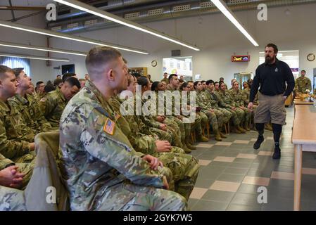 Sergent-chef de l'armée américaine(ret.)Chris Corbin s’entretient avec des étudiants de l’académie des officiers non commissionnés du 7e Commandement de l’instruction de l’Armée de terre lors d’une visite à Grafenwoehr, en Allemagne, le 15 janvier 2020.Corbin et d'autres anciens combattants de combat sont associés à la Fondation des soldats d'abord (FFT), une organisation qui soutient les guerriers blessés de combat après 9/11 en facilitant les visites sur place dans les aires d'entraînement et les installations médicales à des fins thérapeutiques.(É.-U.Photo de l'armée par Markus Rauchenberger) Banque D'Images