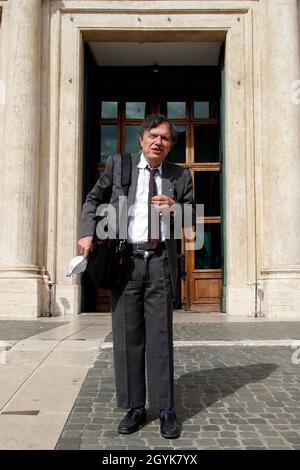 Rome, Italie.08 octobre 2021.Le scientifique Giorgio Parisi, Prix Nobel de physique pour 2021 entre dans la Chambre basse.Rome (Italie), 8 octobre 2021 photo Samantha Zucchi Insidefoto crédit: Insidefoto srl/Alamy Live News Banque D'Images