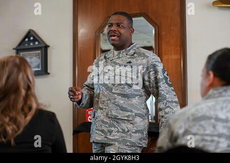 Sgt. PrincipalHenry Hayes, chef du commandement de l'installation, parle lors d'un petit déjeuner de discussion à la base aérienne de Hanscom, Mass., 15 janvier.L’événement s’est concentré sur le dernier discours du Dr King, « j’ai été au sommet de la montagne », et sur une lettre ouverte qu’il a écrite d’une prison de Birmingham, en Alabama, en 1963.(É.-U.Photo de la Force aérienne par Todd Maki) Banque D'Images