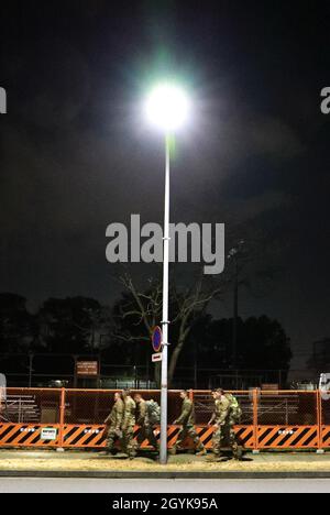 Une équipe d'aviateurs commence la première étape d'une marche de nuit de 54 miles la soirée du 15 janvier à Camp Zama, Japon.Plus de 120 participants, répartis en 10 équipes, ont terminé la marche en l'honneur de Martin Luther King Jr. Qui, avec des milliers de manifestants, ont parcouru la même distance de Montgomery à Selma, Alabama, en 1965. Banque D'Images