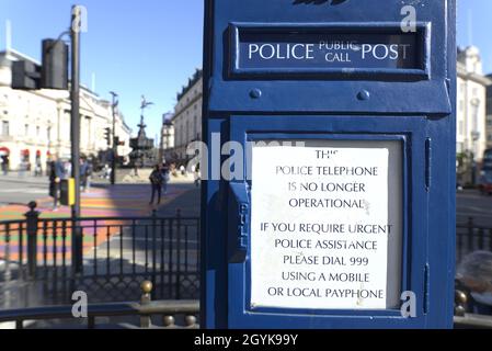 Londres, Angleterre, Royaume-Uni.Boîte d'appel publique de police désutilisée à Piccadilly Circus Banque D'Images