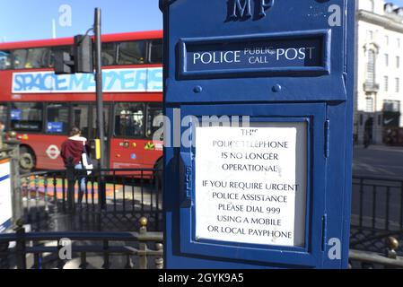 Londres, Angleterre, Royaume-Uni.Boîte d'appel publique de police désutilisée à Piccadilly Circus Banque D'Images