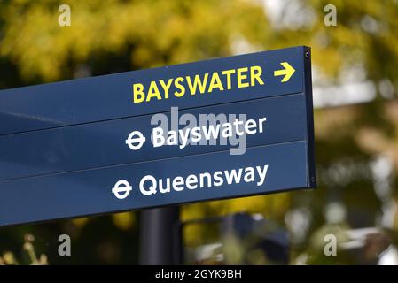 Londres, Angleterre, Royaume-Uni.Panneau à Kensington Gardens : pour les stations de métro Bayswater et Queensway Banque D'Images