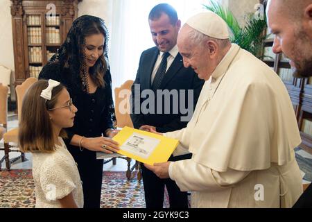 Vatican, Vatican.08 octobre 2021.Italie, Rome, Colisée, 2021/10/08.Le Pape François reçoit le Premier ministre de Malte Robert Abela et son entourage au Vatican .Photographie par les médias du Vatican/presse catholique photo .LIMITÉ À UNE UTILISATION ÉDITORIALE - PAS DE MARKETING - PAS DE CAMPAGNES PUBLICITAIRES.Crédit : Agence photo indépendante/Alamy Live News Banque D'Images