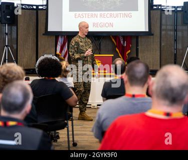 Brig. Du corps des Marines des États-UnisLe général James F. Glynn, commandant du Marine corps Recruit Depot (MCRD), île Pariris, parle aux éducateurs et aux influenceurs communautaires des postes de recrutement Cleveland et Richmond lors de l'atelier des éducateurs sur l'île Parris du MCRD, L.C. 15 janvier 2020.Les participants aux postes de recrutement Cleveland et Richmond ont visité l'île Parris du MCRD pendant quatre jours pour observer la formation des recrues et mieux comprendre comment les recrues sont transformées en Marines.(É.-U.Photo du corps marin par Cpl.Cody J. Ohira) Banque D'Images