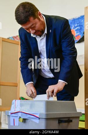 Prague, République tchèque.08 octobre 2021.Torio Okamura, Président du parti politique tchèque liberté et démocratie directe (SPD), vote lors des élections à la Chambre des députés du Parlement de la République tchèque, le 8 octobre 2021, à Prague (République tchèque).Crédit : Roman Vondrous/CTK photo/Alay Live News Banque D'Images