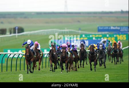 Siskany et William Buick (à gauche) qui rentrent chez eux pour gagner la coupe Old Rowley Handicap de l'hippodrome de Newmarket.Date de la photo: Vendredi 8 octobre 2021. Banque D'Images