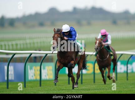 Siskany et William Buick (à gauche) qui rentrent chez eux pour gagner la coupe Old Rowley Handicap de l'hippodrome de Newmarket.Date de la photo: Vendredi 8 octobre 2021. Banque D'Images