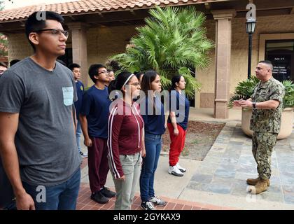 BROWNSVILLE, Texas – (janv16, 2020) Premier conseiller de la Marine Juan de Leon de Harlingen, Texas, affecté au poste de recrutement de la Marine Harlingen parle avec les futurs marins locaux lors d'une réunion mensuelle du Programme d'entrée retardée (PED) de la Marine tenue au poste de recrutement de la Marine Brownsville.De Leon, diplômé en 1997 du lycée de Harlingen, a rejoint la Marine en 2000 pour devenir recruteur en 2004.District de recrutement de la Marine (NRD) la zone de responsabilité de San Antonio comprend plus de 34 postes de recrutement de la Marine et des postes de recrutement des officiers de la Marine répartis sur 144,000 milles carrés de Texa centrale et sud Banque D'Images