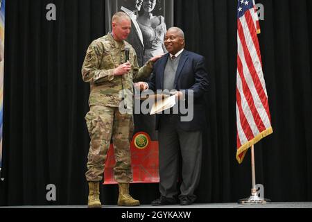 Le colonel Jon Eberlan, commandant de la 75e Escadre de la base aérienne, remet un cadeau au Dr Ronald Gerald Coleman lors du déjeuner commémoratif Martin Luther King, Jr., le 16 janvier 2020, à la base aérienne de Hill, Utah.Coleman, un professeur à la retraite de l'Université de l'Utah d'histoire afro-américaine, a été le conférencier invité spécial de l'événement.(É.-U.Photo de la Force aérienne par Cynthia Griggs) Banque D'Images