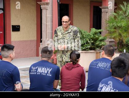 BROWNSVILLE, Texas – (janv16, 2020) Cmdr.Michael Files, d'Austin, l'officier exécutif affecté au District de recrutement de la Marine (NRD) San Antonio, parle avec les futurs marins locaux lors d'une réunion mensuelle du Programme d'entrée retardée de la Marine (PED) tenue au poste de recrutement de la Marine Brownsville.Files, un diplômé de l'Académie navale américaine en 1998 et le récipiendaire du prix Dorie Miller 2019 de la National Naval Officers Association (NNOA), a parlé de l'établissement d'objectifs et des possibilités pour les futurs marins d'avancer dans leur rang avant d'expédier au camp de démarrage.La zone de responsabilité de NRD San Antonio comprend plus de 3 Banque D'Images