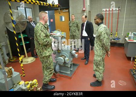 GREAT LAKES, Ill. (16 janvier 2020) M. Glenn Fine, Ministère de la Défense Inspecteur général principal, Tours Ingénieur de base Laboratoire de purificateur de base commun à l'École de génie de guerre de surface Commandement des Grands Lacs le 16 janvier.Fine a également visité le Centre for surface combat Systems Great Lakes en observant les cours interactifs de formation, les salles de classe électroniques, les laboratoires et les méthodes de simulation utilisées pour fournir à la flotte des marins hautement qualifiés.(É.-U.Navy photo by Brian Walsh/Released) Banque D'Images