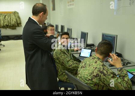 GREAT LAKES, Ill. (16 janvier 2020) M. Glenn Fine, inspecteur général adjoint principal du ministère de la Défense, s'entretient avec des étudiants travaillant sur les ordinateurs à l'école de génie de surface Warfare, qui commande les Grands Lacs, au cours d'une tournée le 16 janvier.Fine a également visité le Centre for surface combat Systems Great Lakes en observant les cours interactifs de formation, les salles de classe électroniques, les laboratoires et les méthodes de simulation utilisées pour fournir à la flotte des marins hautement qualifiés.(É.-U.Navy photo by Brian Walsh/Released) Banque D'Images